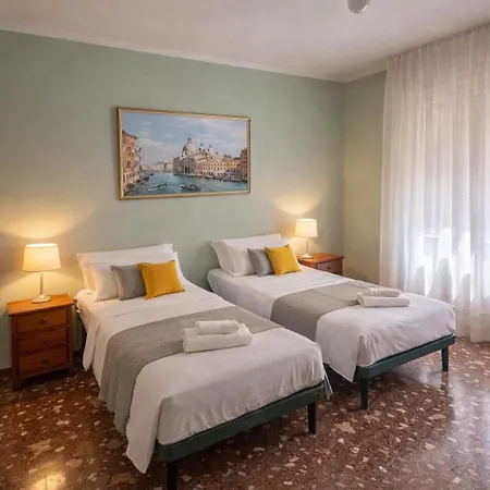 House In The Park! Free Parking And Convenient To Venice Ferienhaus